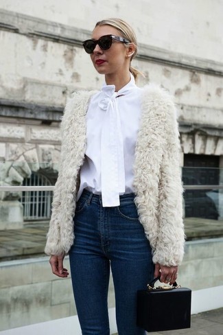 Quale jeans aderenti indossare con un pelliccia corta bianco per una donna di 30 anni quando fa freddo in modo formale: Metti un pelliccia corta bianco e jeans aderenti per un fantastico look da sfoggiare nel weekend.