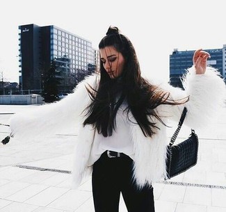 Come indossare e abbinare una cartella trapuntata nera quando fa freddo: Prova a combinare un pelliccia corta bianco con una cartella trapuntata nera per un look comfy-casual.