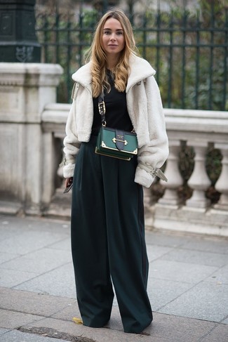 Come indossare e abbinare una borsa a tracolla per una donna di 20 anni: Combina un pelliccia corta bianco con una borsa a tracolla per un look trendy e alla mano.