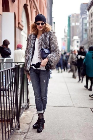 Come indossare e abbinare jeans con un blazer per una donna di 20 anni: Combina un blazer con jeans per un look raffinato per il tempo libero. Stivaletti in pelle neri sono una validissima scelta per completare il look.
