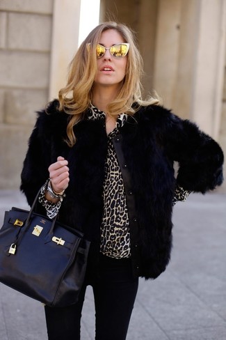 Come indossare e abbinare una blusa abbottonata leopardata marrone quando fa gelo: Indossa una blusa abbottonata leopardata marrone e jeans aderenti neri per un pranzo domenicale con gli amici.