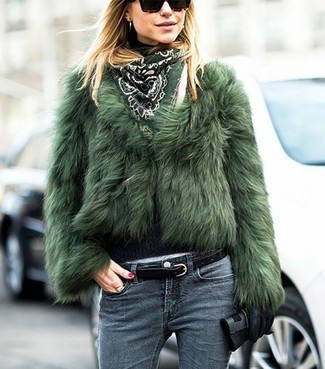 Come indossare e abbinare jeans grigi: Prova ad abbinare un pelliccia corta verde con jeans grigi per un look raffinato per il tempo libero.