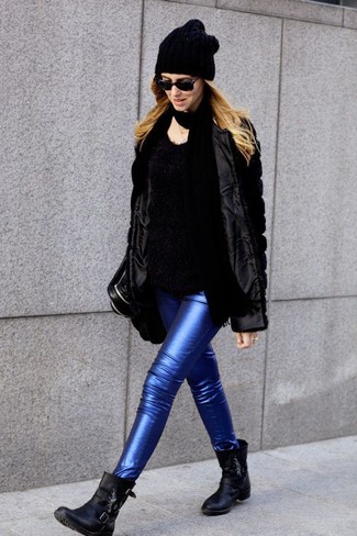 Look alla moda per donna: Pelliccia corta nero, Maglione girocollo morbido nero, Jeans aderenti in pelle blu, Stivaletti in pelle neri