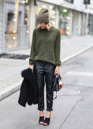Look alla moda per donna: Pelliccia corta nero, Maglione oversize verde oliva, Pantaloni stile pigiama in pelle neri, Sabot in pelle scamosciata neri