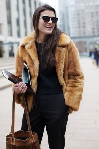 Come indossare e abbinare una borsa shopping marrone: Potresti combinare un pelliccia corta marrone chiaro con una borsa shopping marrone per un look spensierato e alla moda.