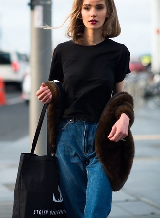 Come indossare e abbinare una borsa shopping di tela stampata nera quando fa gelo: Coniuga un pelliccia corta marrone scuro con una borsa shopping di tela stampata nera per un look comfy-casual.