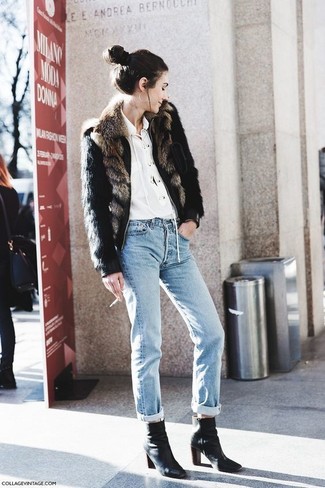 Quale pelliccia corta indossare con jeans azzurri per una donna di 30 anni quando fa gelo in modo smart-casual: Metti un pelliccia corta e jeans azzurri per un look spensierato e alla moda. Perfeziona questo look con un paio di stivaletti in pelle neri.