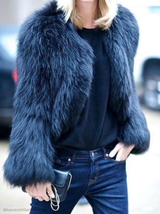 Come indossare e abbinare una giacca nera per una donna di 30 anni quando fa gelo in modo smart-casual: Opta per una giacca nera e jeans aderenti blu scuro e sarai un vero sballo.