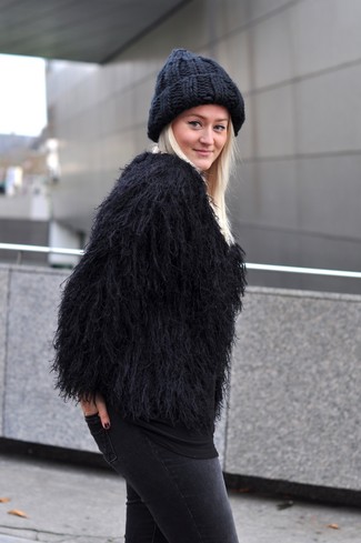 Come indossare e abbinare un cuffia nero in autunno 2024: Scegli un outfit composto da un pelliccia corta nero e un cuffia nero per un look comfy-casual. Ecco un outfit autunnale perfetto per il tuo.