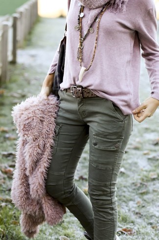 Come indossare e abbinare un pelliccia corta rosa: Metti un pelliccia corta rosa e pantaloni cargo verde oliva per essere casual.