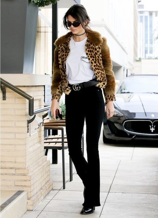 Quale jeans a campana indossare con stivaletti neri in modo smart-casual: Impreziosisci il tuo lokk per il tempo libero con un pelliccia corta leopardato marrone chiaro e jeans a campana. Completa questo look con un paio di stivaletti neri.