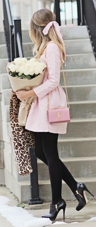 Come indossare e abbinare una giacca leopardata per una donna di 30 anni quando fa gelo in modo formale: Indossa una giacca leopardata con un vestito a pieghe rosa per un look semplice, da indossare ogni giorno. Perfeziona questo look con un paio di stivaletti in pelle neri.