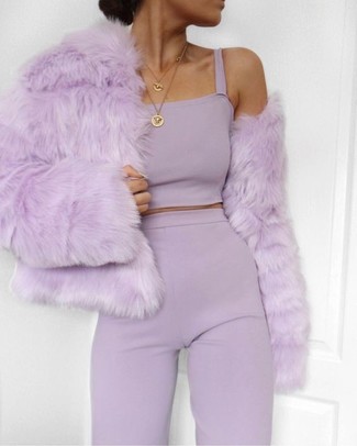 Trend da donna 2024 in modo formale: Combina un pelliccia corta viola chiaro con pantaloni larghi viola chiaro per trovarti sotto i riflettori.