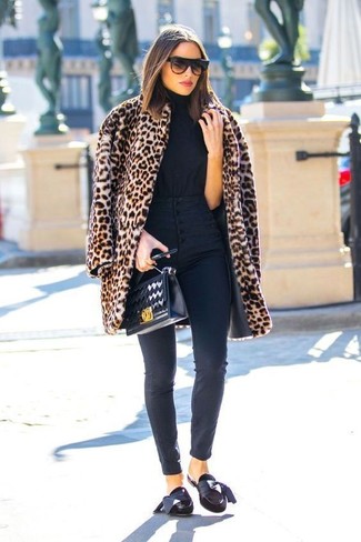Come indossare e abbinare scarpe basse: Punta su una pelliccia leopardata marrone chiaro e jeans aderenti neri per vestirti casual. Scarpe basse danno un tocco informale al tuo abbigliamento.