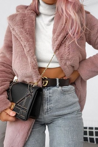 Come indossare e abbinare una borsa nera per una donna di 20 anni in inverno 2025: Mostra il tuo stile in una pelliccia rosa con una borsa nera per un outfit che si fa notare. Una buona scelta per questo inverno!