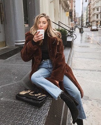 Come indossare e abbinare jeans acqua in inverno 2025: Mostra il tuo stile in una pelliccia marrone scuro con jeans acqua per sentirti sicura e alla moda. Stivaletti in pelle scamosciata neri sono una valida scelta per completare il look. Questo è l'outfit indispensabile per questa stagione invernale.