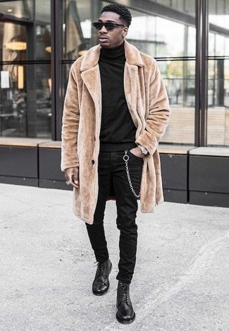 Come indossare e abbinare un cappotto in inverno 2025 in modo casual: Combina un cappotto con jeans strappati neri per un look perfetto per il weekend. Perché non aggiungere un paio di stivali casual in pelle neri per un tocco di stile in più? Questo è di certo il look da copiare questo inverno.