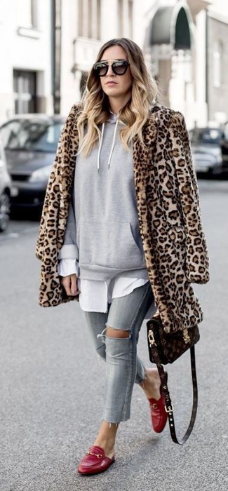 Look alla moda per donna: Pelliccia leopardata marrone chiaro, Felpa con cappuccio grigia, Camicia elegante bianca, Jeans aderenti strappati grigi