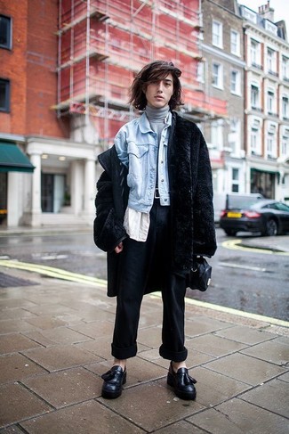 Look alla moda per uomo: Pelliccia nera, Giacca di jeans azzurra, Dolcevita grigio, Camicia a maniche corte bianca