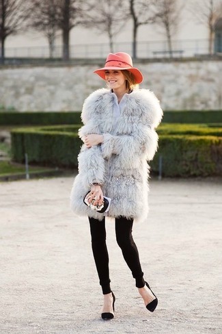 Look alla moda per donna: Pelliccia grigia, Leggings neri, Décolleté in pelle scamosciata neri, Borsalino di lana rosa