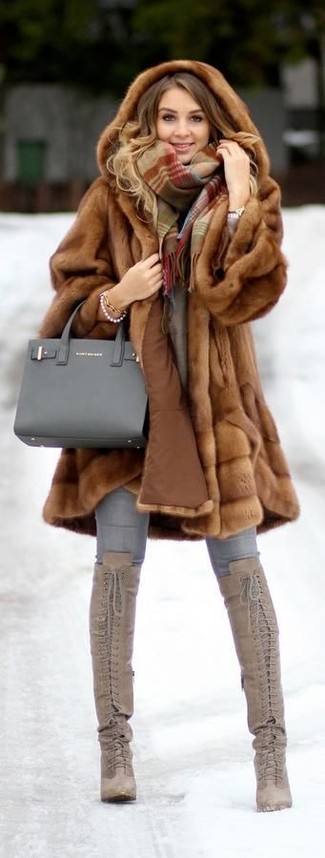 Trend da donna 2024 in inverno 2025: Metti una pelliccia marrone e jeans aderenti grigi per un look ordinato e appropriato. Rifinisci questo look con un paio di stivali al ginocchio in pelle scamosciata grigi. Con quest'outfit non puoi sbagliare, garantito questo inverno.