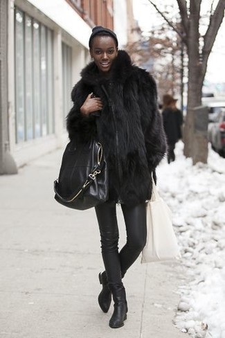 Come indossare e abbinare leggings neri quando fa freddo in modo smart-casual: Potresti abbinare una pelliccia nera con leggings neri per un outfit che si fa notare. Questo outfit si abbina perfettamente a un paio di stivaletti in pelle neri.