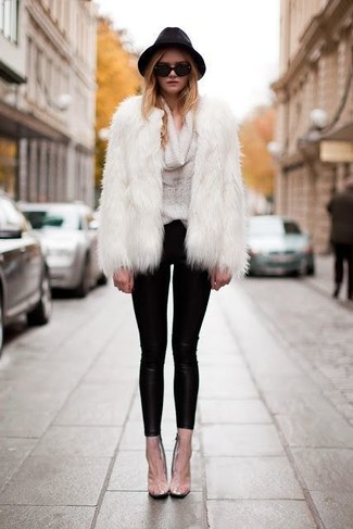 Come indossare e abbinare un borsalino nero in modo smart-casual: Coniuga una pelliccia bianca con un borsalino nero per un look spensierato e alla moda.