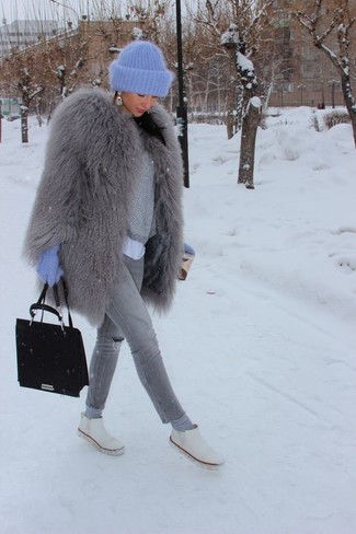 Look alla moda per donna: Pelliccia grigia, Maglione corto grigio, T-shirt girocollo bianca, Jeans aderenti strappati grigi