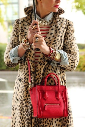 Come indossare e abbinare una cartella in pelle rossa e nera quando fa freddo: Potresti indossare una pelliccia leopardata marrone chiaro e una cartella in pelle rossa e nera per un look comfy-casual.