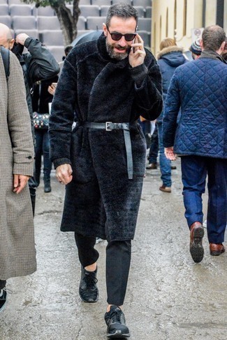 Come indossare e abbinare un salvapiede quando fa freddo: Vestiti con una pelliccia nera e un salvapiede per un'atmosfera casual-cool. Perfeziona questo look con un paio di scarpe sportive nere.