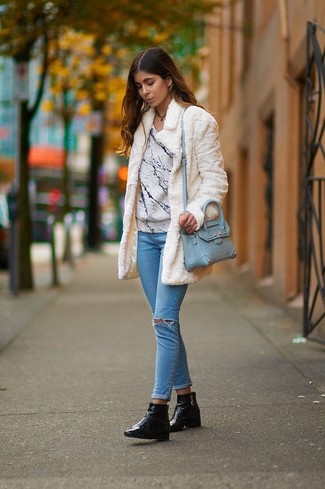 Come indossare e abbinare jeans strappati per una donna di 20 anni: Vestiti con una pelliccia bianca e jeans strappati per un look trendy e alla mano. Stivaletti in pelle neri sono una buona scelta per completare il look.