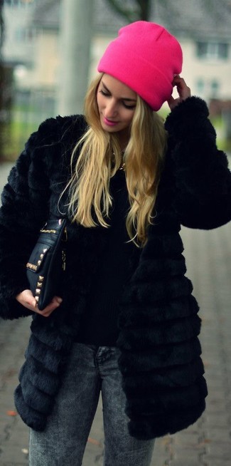 Come indossare e abbinare una pochette nera quando fa gelo: Combina una pelliccia nera con una pochette nera per un fantastico look da sfoggiare nel weekend.