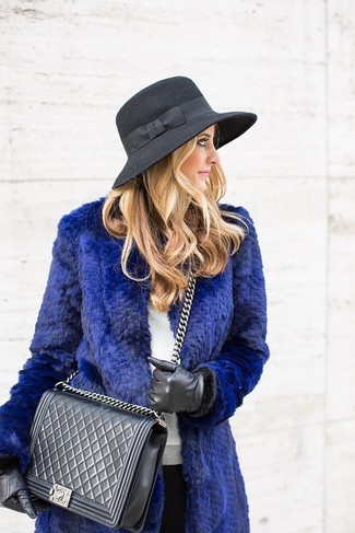Come indossare e abbinare un borsalino di lana in modo smart-casual: Opta per una pelliccia blu e un borsalino di lana per un look raffinato ma semplice.