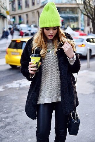 Come indossare e abbinare un maglione oversize per una donna di 30 anni quando fa gelo in modo smart-casual: Vestiti con un maglione oversize e jeans aderenti in pelle neri per un look facile da indossare.