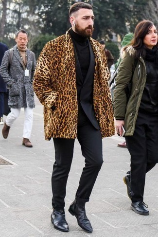 Come indossare e abbinare una pelliccia leopardata marrone quando fa gelo: Scegli una pelliccia leopardata marrone e un abito nero come un vero gentiluomo. Questo outfit si abbina perfettamente a un paio di stivali chelsea in pelle neri.