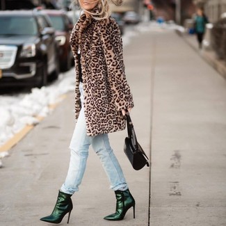 Come indossare e abbinare jeans acqua in inverno 2025: Mostra il tuo stile in una pelliccia leopardata marrone chiaro con jeans acqua per un pranzo domenicale con gli amici. Stivaletti in pelle verde scuro sono una eccellente scelta per completare il look. Con questo look invernale non puoi sbagliare.
