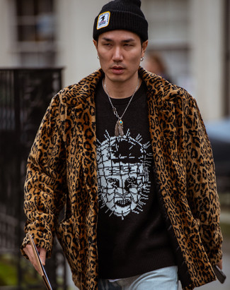 Come indossare e abbinare una pelliccia leopardata marrone per un uomo di 20 anni in modo casual: Abbina una pelliccia leopardata marrone con jeans azzurri per un look trendy e alla mano.
