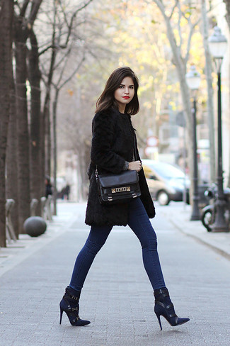 Come indossare e abbinare jeans aderenti con stivaletti per una donna di 30 anni: Vestiti con una pelliccia nera e jeans aderenti per un elegante abbigliamento da ufficio. Stivaletti sono una buona scelta per completare il look.
