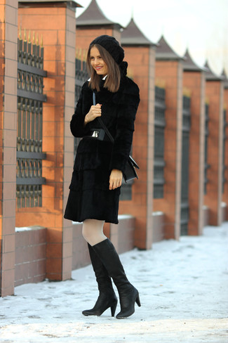 Look alla moda per donna: Pelliccia nera, Stivali al ginocchio in pelle neri, Borsa a tracolla in pelle nera, Berretto nero