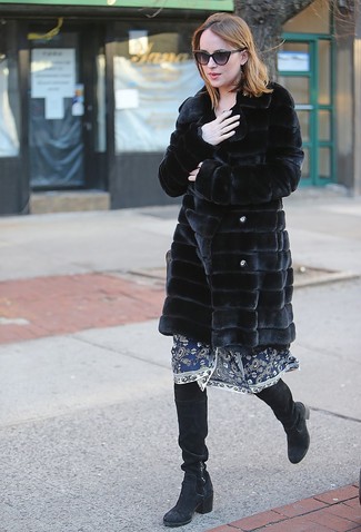 Look di Dakota Johnson: Pelliccia nera, Vestito longuette ricamato blu scuro, Stivali al ginocchio in pelle scamosciata neri