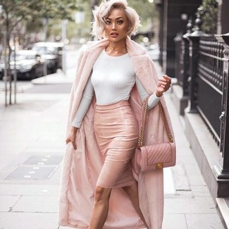 Come indossare e abbinare una gonna a tubino in pelle rosa quando fa gelo: Vestiti con una pelliccia rosa e una gonna a tubino in pelle rosa per essere sofisticato e di classe.