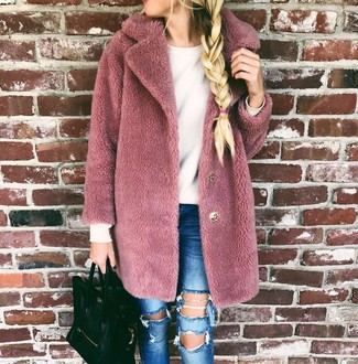 Come indossare e abbinare una borsa shopping nera per una donna di 20 anni quando fa gelo: Mostra il tuo stile in una pelliccia rosa con una borsa shopping nera per un outfit comodo ma studiato con cura.
