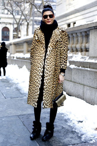 Moda donna anni 40: Mostra il tuo stile in una pelliccia leopardata marrone chiaro per essere elegante ma non troppo formale. Opta per un paio di sneakers con zeppa in pelle nere per avere un aspetto più rilassato.