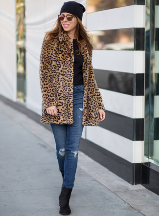 Come indossare e abbinare stivaletti in modo casual: Potresti abbinare una pelliccia leopardata marrone chiaro con jeans aderenti strappati blu per un look raffinato ma semplice. Rifinisci questo look con un paio di stivaletti.