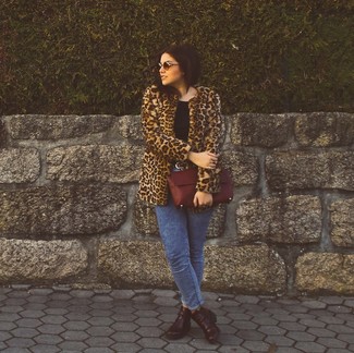 Look alla moda per donna: Pelliccia leopardata marrone, T-shirt girocollo nera, Jeans aderenti lavaggio acido blu, Stivaletti in pelle bordeaux