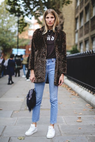 Trend da donna 2024 quando fa freddo: Potresti combinare una pelliccia leopardata marrone scuro con jeans blu per un semplice tocco di eleganza. Mettiti un paio di sneakers basse in pelle bianche per avere un aspetto più rilassato.