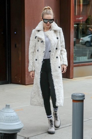 Look di Gigi Hadid: Pelliccia bianca, T-shirt girocollo bianca, Pantaloni skinny di lana grigio scuro, Stivali piatti stringati in pelle bianchi