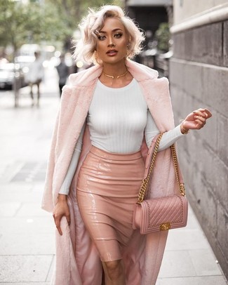 Come indossare e abbinare una borsa a tracolla trapuntata per una donna di 30 anni in modo formale: Metti una pelliccia rosa e una borsa a tracolla trapuntata per un look raffinato per il tempo libero.