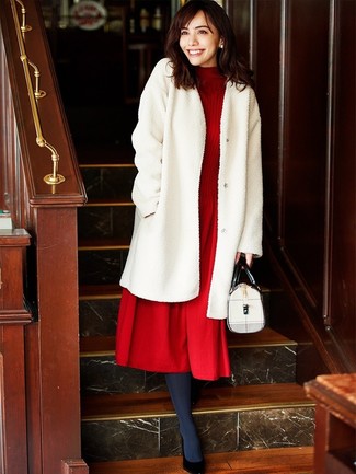 Look alla moda per donna: Pelliccia bianca, Vestito longuette di lana lavorato a maglia rosso, Décolleté in pelle neri, Cartella in pelle bianca