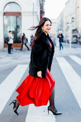 Look alla moda per donna: Pelliccia nera, Vestito lungo di raso rosso, Décolleté in pelle neri, Orecchini argento